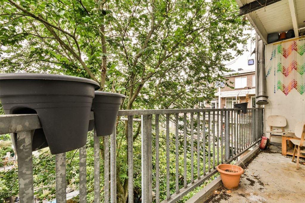 Daños causados por objetos que caen de balcones o ventanas